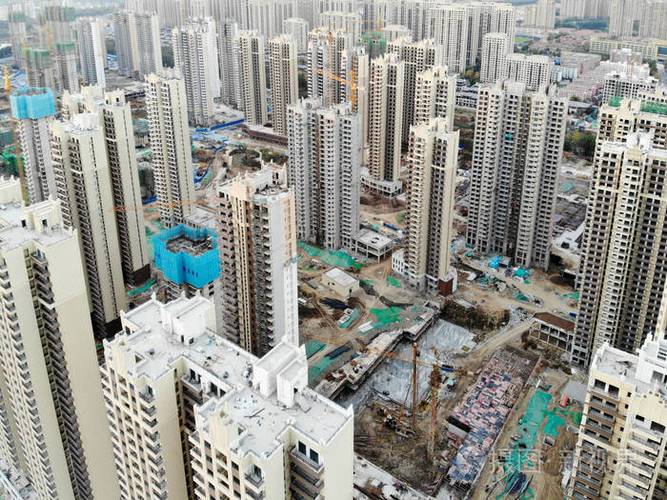 中国天津发展部分城市建设中的积木公寓. 房地产建筑工地.